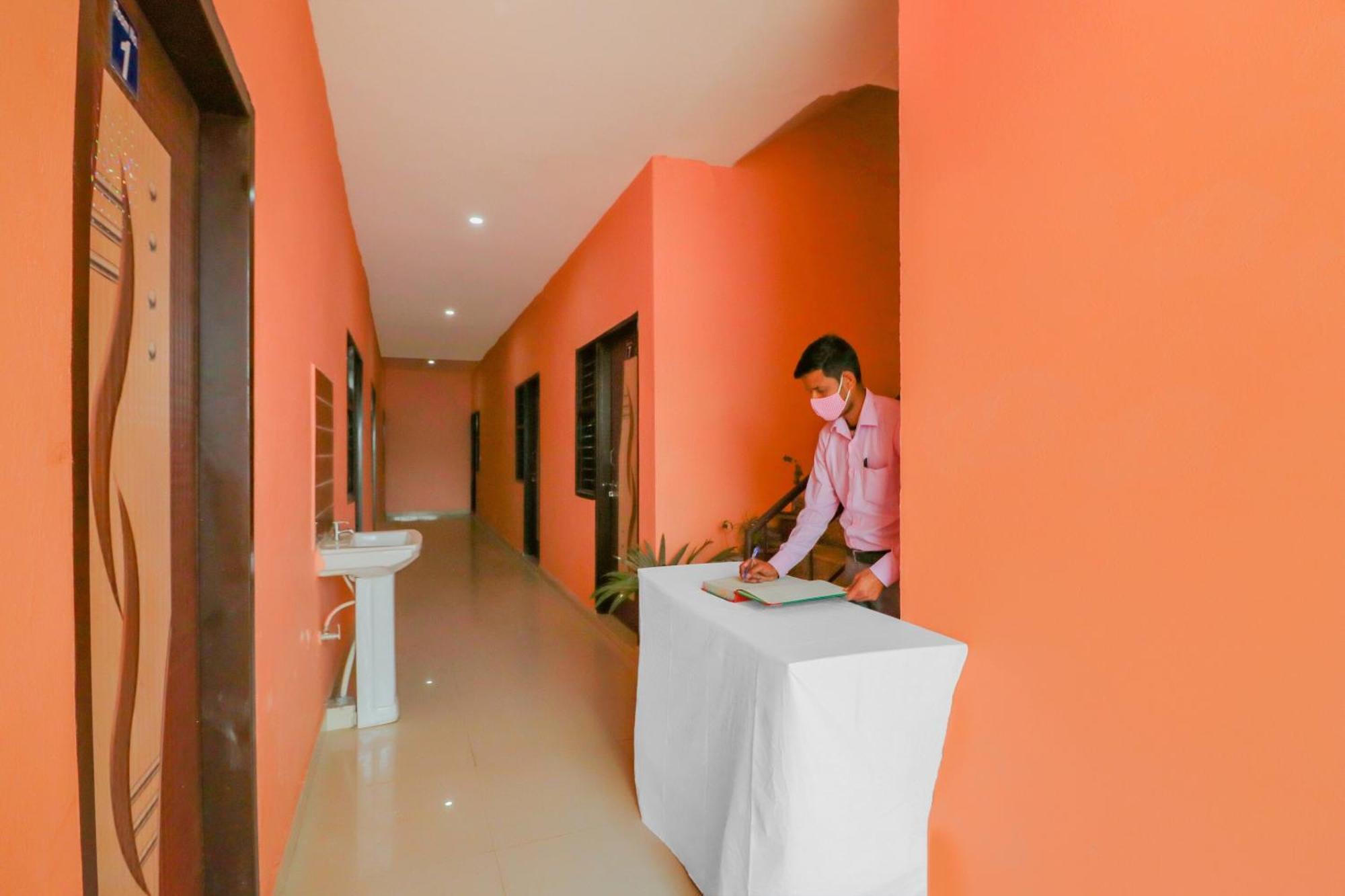Hotel O Bhardwaj Guest House Garhi Harsaru Buitenkant foto